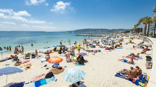 Juan-les-Pins, public beach ©Office de Tourisme et des Congrès d'Antibes Juan-les-Pins - Gilles Lefrancq