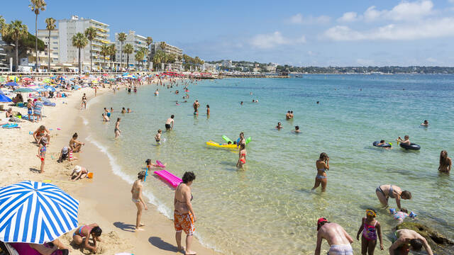 Juan-les-Pins, public beach ©Office de Tourisme et des Congrès d'Antibes Juan-les-Pins - Gilles Lefrancq