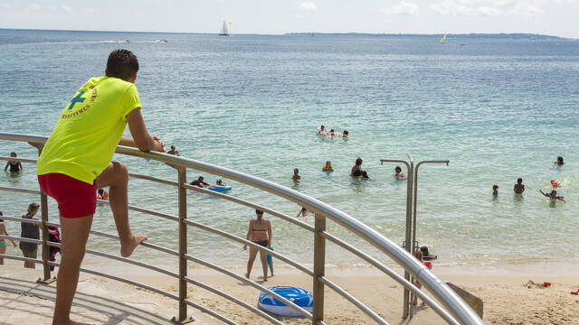 Juan-les-Pins, public beach ©Office de Tourisme et des Congrès d'Antibes Juan-les-Pins - Gilles Lefrancq