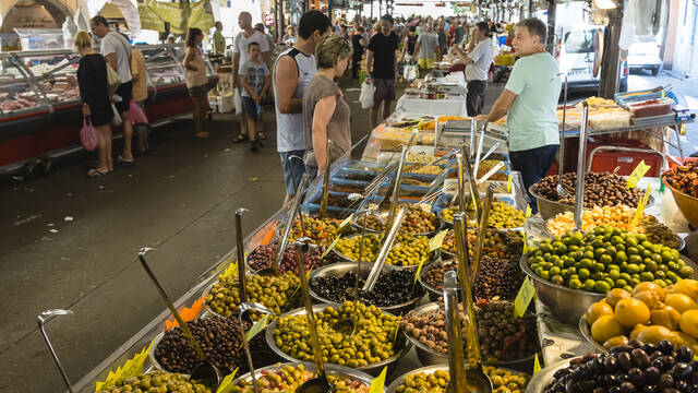 Antibes, mercato provenzale ©Office de Tourisme et des Congrès d'Antibes Juan-les-Pins - Gilles Lefrancq