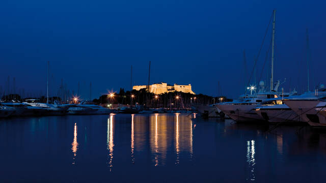 Fort Carré et port nuit © F. Trotobas (Mairie d'Antibes JLP - service presse communication)