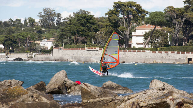 Windsurfista_Cap d'Antibes ©Mairie d'Antibes Juan-les-Pins, service communication - J. Bayle